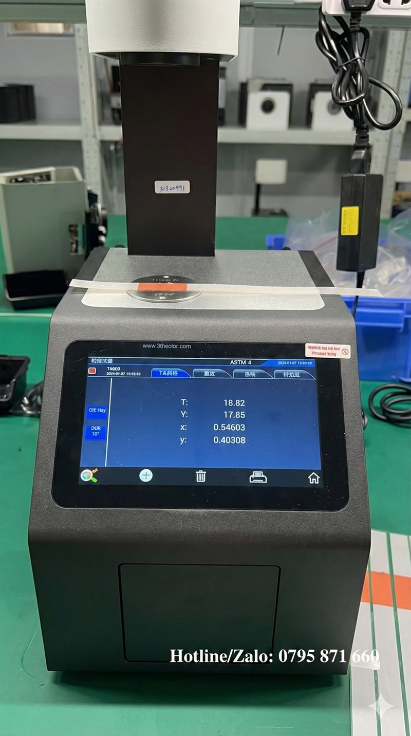 Cận cảnh máy đo độ mờ và truyền quang để bàn model 3nh YH1600 đang hiển thị kết quả đo mẫu màng tại phòng Lab chuẩn, có kèm số điện thoại tư vấn kỹ thuật.