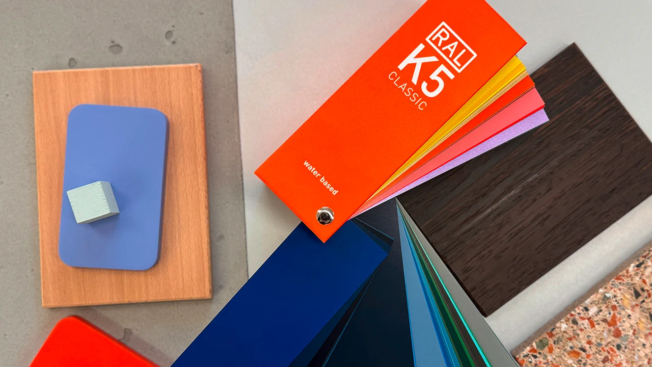Quạt màu RAL K5 Semi-Gloss bán bóng nhám.